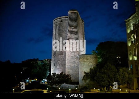 BAKU, Aserbaidschan. 16.07.2018 Maiden Tower bei Nacht in der Altstadt von Baku. Aserbaidschans markantesten Hoheitszeichen. Die Maiden Tower bei Nacht. Stockfoto