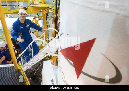 Baikonur, Kasachstan. 16. Jul 2019. Internationale Raumstation ISS Expedition 60 prime Besatzungsmitglied zog Morgan der NASA gibt einen Daumen nach oben, als er Boards die Sojus MS-13 Raumfahrzeug für eine endgültige Passform prüfen für die Integration Facility Kosmodrom Baikonur Juli 16, 2019 in Baikonur, Kasachstan. Morgan, Skvotsov und Luca Parmitano werden voraussichtlich 20. Juli auf der MS-13 Raumschiff Sojus zur Internationalen Raumstation starten. Credit: Planetpix/Alamy leben Nachrichten Stockfoto