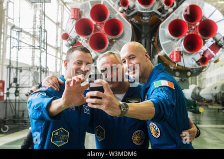 Baikonur, Kasachstan. 16. Jul 2019. Internationale Raumstation ISS Expedition 60 prime Besatzungsmitglieder zog Morgan von NASA (links), Alexander Skvortsov von roskosmos (Mitte) und Luca Parmitano der Europäischen Weltraumorganisation (rechts) ein selfie vor der Sojus MS-13 Raumschiff nehmen an der Integration Facility Kosmodrom Baikonur Juli 16, 2019 in Baikonur, Kasachstan. Morgan, Skvotsov und Luca Parmitano werden voraussichtlich 20. Juli auf der MS-13 Raumschiff Sojus zur Internationalen Raumstation starten. Credit: Planetpix/Alamy leben Nachrichten Stockfoto