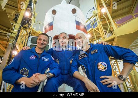 Baikonur, Kasachstan. 16. Jul 2019. Internationale Raumstation ISS Expedition 60 prime Besatzungsmitglieder zog Morgan von NASA (links), Alexander Skvortsov von roskosmos (Mitte) und Luca Parmitano der Europäischen Weltraumorganisation (rechts) Posieren vor der Sojus MS-13 Satelliten im Integration Facility Kosmodrom Baikonur Juli 16, 2019 in Baikonur, Kasachstan. Morgan, Skvotsov und Luca Parmitano werden voraussichtlich 20. Juli auf der MS-13 Raumschiff Sojus zur Internationalen Raumstation starten. Credit: Planetpix/Alamy leben Nachrichten Stockfoto