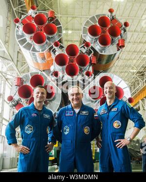 Baikonur, Kasachstan. 16. Jul 2019. Internationale Raumstation ISS Expedition 60 prime Besatzungsmitglieder zog Morgan von NASA (links), Alexander Skvortsov von roskosmos (Mitte) und Luca Parmitano der Europäischen Weltraumorganisation (rechts) Posieren vor der Sojus MS-13 Satelliten im Integration Facility Kosmodrom Baikonur Juli 16, 2019 in Baikonur, Kasachstan. Morgan, Skvotsov und Luca Parmitano werden voraussichtlich 20. Juli auf der MS-13 Raumschiff Sojus zur Internationalen Raumstation starten. Credit: Planetpix/Alamy leben Nachrichten Stockfoto