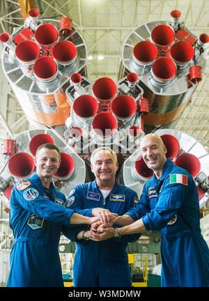 Baikonur, Kasachstan. 16. Jul 2019. Internationale Raumstation ISS Expedition 60 prime Besatzungsmitglieder zog Morgan von NASA (links), Alexander Skvortsov von roskosmos (Mitte) und Luca Parmitano der Europäischen Weltraumorganisation (rechts) Posieren vor der Sojus MS-13 Satelliten im Integration Facility Kosmodrom Baikonur Juli 16, 2019 in Baikonur, Kasachstan. Morgan, Skvotsov und Luca Parmitano werden voraussichtlich 20. Juli auf der MS-13 Raumschiff Sojus zur Internationalen Raumstation starten. Credit: Planetpix/Alamy leben Nachrichten Stockfoto