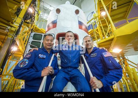 Baikonur, Kasachstan. 16. Jul 2019. Internationale Raumstation ISS Expedition 60 backup Crew Mitglieder Soichi Noguchi der Japan Aerospace Exploration Agency (links), Sergey Ryzhikov von roskosmos (Mitte) und Tom Marshburn der NASA (rechts) Posieren vor der Sojus MS-13 Satelliten im Integration Facility Kosmodrom Baikonur Juli 16, 2019 in Baikonur, Kasachstan. Morgan, Skvotsov und Luca Parmitano werden voraussichtlich 20. Juli auf der MS-13 Raumschiff Sojus zur Internationalen Raumstation starten. Credit: Planetpix/Alamy leben Nachrichten Stockfoto