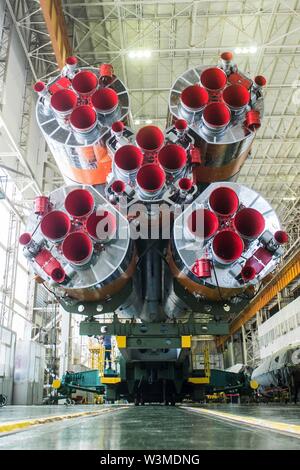 Baikonur, Kasachstan. 16. Jul 2019. Die Sojus MS-13 Trägerraketen Raumfahrzeuge sind vorbereitet auf die Integration Facility Kosmodrom Baikonur Juli 16, 2019 in Baikonur, Kasachstan. Prime Crew zog Morgan, Alexander Skvotsov und Luca Parmitano werden voraussichtlich 20. Juli auf der MS-13 Raumschiff Sojus zur Internationalen Raumstation starten. Credit: Planetpix/Alamy leben Nachrichten Stockfoto