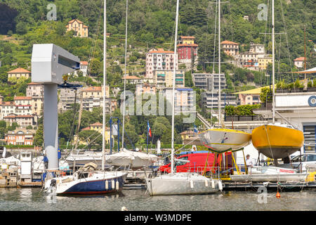 Comer see, Comer See, Italien - JUNI 2019: Boote und ein Kran in der Bootswerft der Comer See Yacht Club in Como am Comer See. Stockfoto