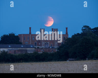 Eastchurch, Kent, Großbritannien. 16. Juli, 2019. UK Wetter: Die vollständige Buck Mond & partielle Sonnenfinsternis steigen über historische Shurland Halle in Eastchurch, Kent, wo Henry VIII. und Anne Boleyn verbrachte einen Teil ihrer Flitterwochen. Credit: James Bell/Alamy leben Nachrichten Stockfoto