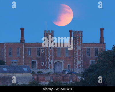 Eastchurch, Kent, Großbritannien. 16. Juli, 2019. UK Wetter: Die vollständige Buck Mond & partielle Sonnenfinsternis steigen über historische Shurland Halle in Eastchurch, Kent, wo Henry VIII. und Anne Boleyn verbrachte einen Teil ihrer Flitterwochen. Credit: James Bell/Alamy leben Nachrichten Stockfoto