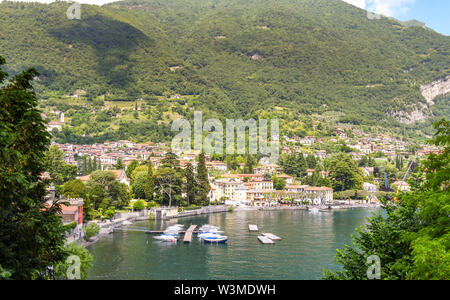 LENNO, Comer See, Italien - JUNI 2019: Weitwinkel Luftaufnahme des Dorfes in Lenno am Comer See. Stockfoto