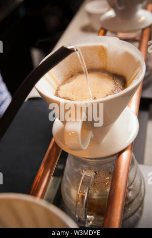 Wasser in den Filter Kaffee gegossen Stockfoto