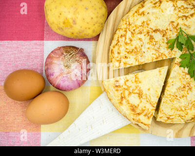 Tortilla de patatas (typisch Spanische Küche) Stockfoto