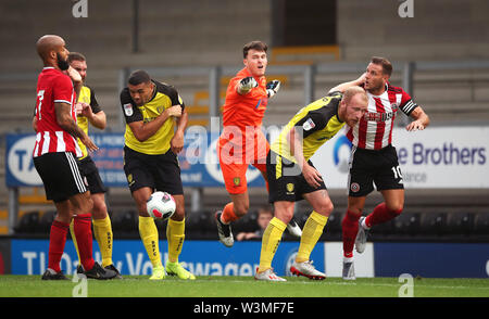 Burton Albion Torhüter Kieran O'Hara (Mitte) Schlägen deutlich während der Vorsaison Freundschaftsspiel am Pirelli Stadium, Burton. Stockfoto