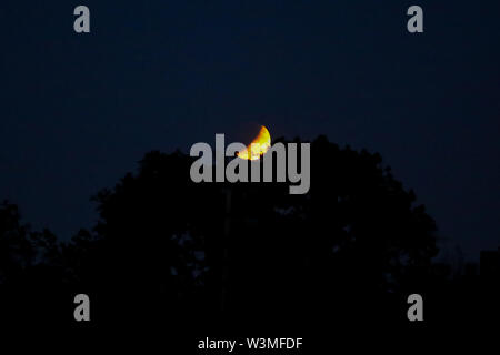 London, Großbritannien. 16. Juli, 2019. Mondfinsternis erscheint über North London. Credit: Dinendra Haria/Alamy leben Nachrichten Stockfoto