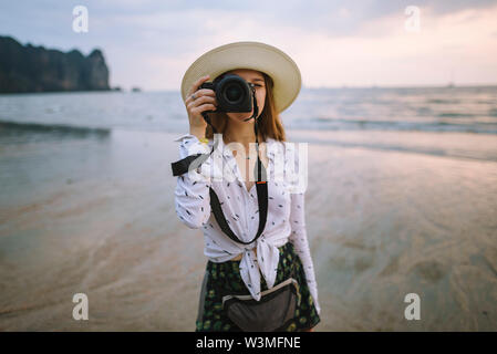 Junge Frau Fotografieren am Strand in Krabi, Thailand Stockfoto