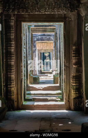 Langen Korridor mit steinernen Gewölben im Tempel der Angkor Wat archäologischen Komplex Stockfoto