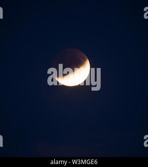 Wimbledon, London, UK. 16. Juli 2019. Zum 50. Jahrestag der Apollo 11 Start auf den historischen bemannten Flug zum Mond eine partielle Mondfinsternis Vollmond ist sichtbar aus dem Vereinigten Königreich, die mit der grössten Eclipse sichtbaren um 22:30 CEST. Credit: Malcolm Park/Alamy Leben Nachrichten. Stockfoto