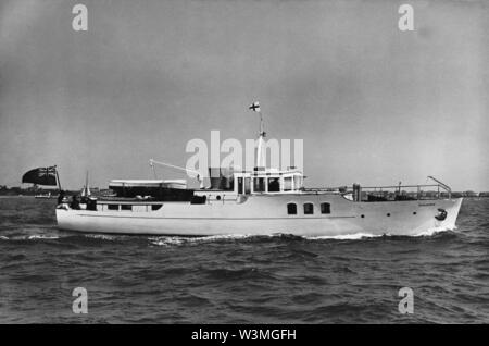 AJAXNETPHOTO. 1933. PORTSMOUTH, England. - VOSPER YACHT AUF STUDIEN - TAMAHINE. Foto: VT-SAMMLUNG/AJAX REF: HDD MOY TAMAHINE 1643 Stockfoto