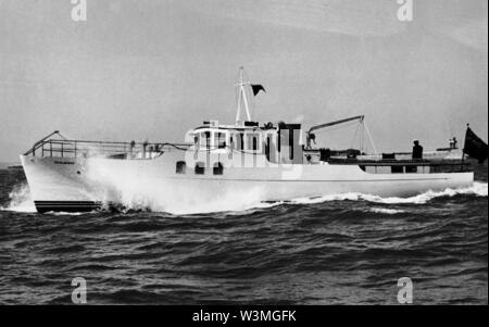 AJAXNETPHOTO. 1933. PORTSMOUTH, England. - VOSPER YACHT AUF STUDIEN - TAMAHINE POSITION HERAUS IN CHOPPY SOLENT GEWÄSSERN. Foto: VT-SAMMLUNG/AJAX REF: HDD MOY TAMAHINE PDC 1 Stockfoto