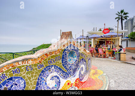 Essen im Freien, Leute im Beso Frances Crepería, Parque del Amor (Love Park) mit Fliesenwänden, Mosaiken, Stadtpark im Bezirk Miraflores, Lima, Peru Stockfoto