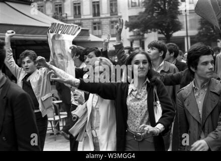 AJAXNETPHOTO. Juli, 1969. PARIS, Frankreich. - STUDENT STREET DEMO-pharmazeutischen Universität Fakultät STUDENTEN PROTEST AUF DEN STRASSEN DER STADT GEGEN NEUE VERORDNUNGEN AUSSER IHNEN AUS DEM KRANKENHAUS PRAXIS. Foto: Jonathan Eastland/AJAX REF: 692206031 Stockfoto