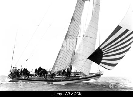 AJAXNETPHOTO. 23. JULI 1981. Den Solent, ENGLAND - WHITBREAD RACE EINTRAG-GERMAN FRERS ENTWORFEN, Aluminium 76 FT SLOOP FLYER MIT SKIPPER VON CORNELIS VAN RIETSCHOTEN. Gesehen HIER IN DEN SOLENT MAXI Serie konkurrieren. Foto: Jonathan Eastland/AJAX REF; 1981 07 Stockfoto