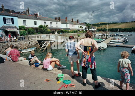 AJAXNETPHOTO. SALCOMBE, England. - Am Wasser - ein SOMMERTAG AUF DER KAIMAUER. Foto: Jonathan Eastland/AJAX REF: TC 4896 22 18 A Stockfoto
