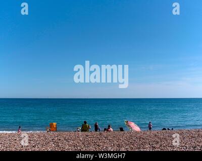 AJAXNETPHOTO. Juni, 2019. WORTHING, England. - BLUE SKY BLUE SEA TAG - AM MEER, Blick nach Süden über den ÄRMELKANAL. Foto: Jonathan Eastland/AJAX REF: GXR 191607 7897 Stockfoto