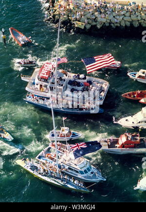 AJAXNETPHOTO. FEB 1987. - FREMANTLE, WESTERN AUSTRALIA - AMERICA'S CUP - siegreiche Stars & Stripes in FREMANTLE HARBOUR (OBEN) während BESIEGT KOOKABURRA III PÄSSE (unten). Foto: AJAX NEWS & FEATURE SERVICE REF: A01 87 Stockfoto