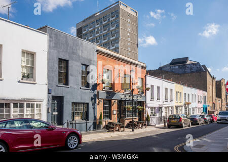 Uxbridge Arme mit Campden Hill Türme hinter, Notting Hill, Kensington und Chelsea, London, Großbritannien Stockfoto