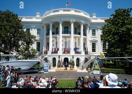 Us-Präsident Donald Trump liefert Erläuterungen während der Hergestellt in Amerika Product Showcase auf der South Lawn des Weißen Hauses Juli 15, 2019 in Washington, DC. Stockfoto