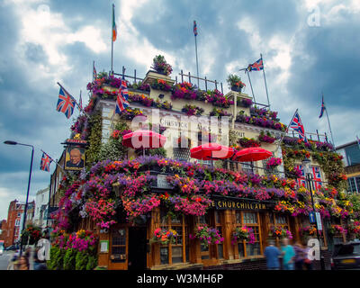 Die prächtige Fassade des Churchill Arms Pub in Kensington, London Stockfoto