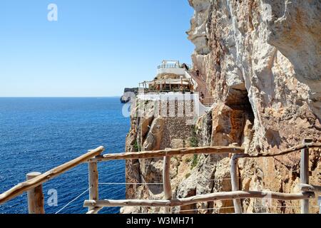 Die natürliche und die Klippe Höhlen von xoroi Cala en Porter Menorca Balearen Spanien Europa Stockfoto