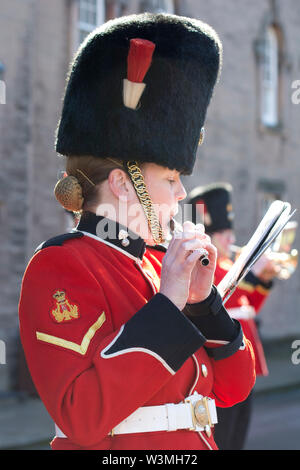 Eine weibliche Hauptgefreiter Musiker des fünften Bataillon Royal Regiment von Füsilieren band in Newcastle upon Tyne, Teil der Armee finden. Stockfoto