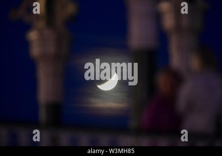 Brighton, UK, 16. Juli 2019 - Dienstag Nacht Tänzer auf Brighton Musikpavillon mit der teilweisen Mondfinsternis der Mond hinter Juli Buck auf den 50. Jahrestag der Apollo 11 Start auf seine Mission zum Mond 1969: Simon Dack/Alamy leben Nachrichten Stockfoto