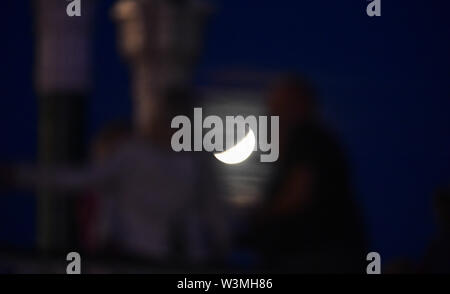 Brighton, UK, 16. Juli 2019 - Dienstag Nacht Tänzer auf Brighton Musikpavillon mit der teilweisen Mondfinsternis der Mond hinter Juli Buck auf den 50. Jahrestag der Apollo 11 Start auf seine Mission zum Mond 1969: Simon Dack/Alamy leben Nachrichten Stockfoto