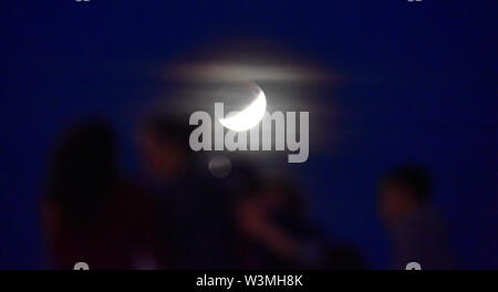 Brighton, UK, 16. Juli 2019 - Dienstag Nacht Tänzer auf Brighton Musikpavillon mit der teilweisen Mondfinsternis der Mond hinter Juli Buck auf den 50. Jahrestag der Apollo 11 Start auf seine Mission zum Mond 1969: Simon Dack/Alamy leben Nachrichten Stockfoto