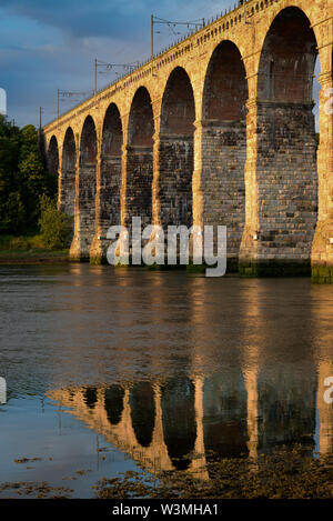 Die Royal Border Bridge eröffnet im 1850 von Königin Victoria trägt die East Coast Railway über den Fluss Tweed in Berwick upon Tweed Stockfoto