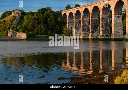 Die Royal Border Bridge eröffnet im 1850 von Königin Victoria trägt die East Coast Railway über den Fluss Tweed in Berwick upon Tweed Stockfoto