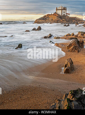 Herr der Rock Kapelle (Capela do Senhor Da Pedra) in Miramar, Portugal Stockfoto