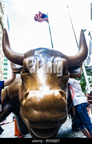 New York City, USA - August 1, 2018: Stier (Wall Street Bullen oder das Bowling Green Bull), ist eine Bronzeskulptur, die in Bowling Green wi steht Stockfoto