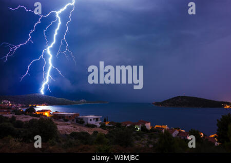 Gewitterwolken und harte Wetter über Adria in Kroatien Europa. Starke Gewitter und Blitze über den Ort Rogoznica in der dalmatinischen Küste. Stockfoto