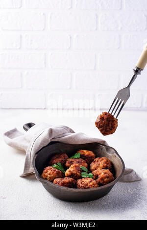 Hausgemachtes Rindfleisch Fleischbällchen in Bratpfanne Stockfoto