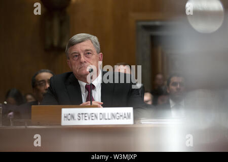 Washington, District of Columbia, USA. 16. Juli, 2019. Steven Dillingham, Direktor des U.S. Census Bureau, bezeugt vor dem US-Senat Ausschusses für Innere Sicherheit und staatlichen Angelegenheiten auf dem Capitol Hill in Washington, DC, USA am 16. Juli 2019, über die Sicherheit und Genauigkeit der Volkszählung 2020. Credit: Stefani Reynolds/CNP/ZUMA Draht/Alamy leben Nachrichten Stockfoto