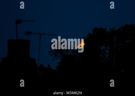 London, Großbritannien. 16. Juli, 2019. Eine Mondfinsternis ist über North London gesehen. Credit: Dinendra Haria/SOPA Images/ZUMA Draht/Alamy leben Nachrichten Stockfoto