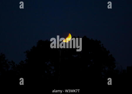 London, Großbritannien. 16. Juli, 2019. Eine Mondfinsternis ist über North London gesehen. Credit: Dinendra Haria/SOPA Images/ZUMA Draht/Alamy leben Nachrichten Stockfoto