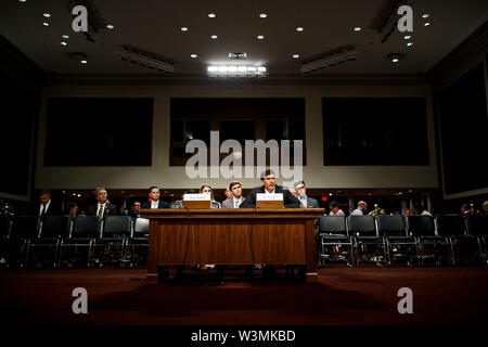 Washington, USA. 16. Juli, 2019. Us-Verteidigungsministers nominierte Mark Esper (vorne) bezeugt vor dem Streitkräfteausschuss des Senats während seiner Anhörung auf dem Capitol Hill in Washington, DC, USA, am 16. Juli 2019. Credit: Ting Shen/Xinhua/Alamy leben Nachrichten Stockfoto