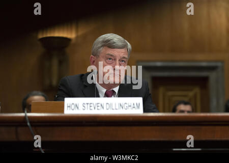 Washington, District of Columbia, USA. 16. Juli, 2019. Steven Dillingham, Direktor des U.S. Census Bureau, bezeugt vor dem US-Senat Ausschusses für Innere Sicherheit und staatlichen Angelegenheiten auf dem Capitol Hill in Washington, DC, USA am 16. Juli 2019, über die Sicherheit und Genauigkeit der Volkszählung 2020. Credit: Stefani Reynolds/CNP/ZUMA Draht/Alamy leben Nachrichten Stockfoto