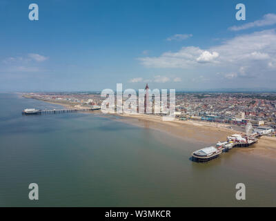 Luftaufnahme von Blackpools Strandpromenade, der North Pier, der Central Pier und Blackpool Tower Stockfoto
