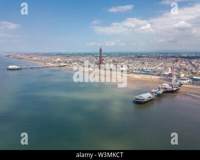 Luftaufnahme von Blackpools Strandpromenade, der North Pier, der Central Pier und Blackpool Tower Stockfoto