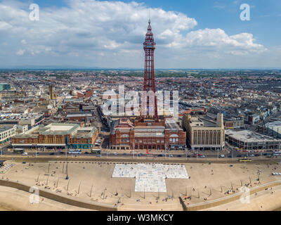 Luftaufnahme der Blackpool Tower und die Umgebung mit den Comedy Teppich in den Vordergrund Stockfoto