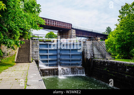 KINGSTON, ONTARIO, Kanada - 20. JUNI 2018: Einer der unteren Schlösser der Kingston Mühlen Schlösser ist Teil der Rideau Canal. Stockfoto